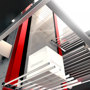 El transportador vertical Prorunner mk5 transporta productos lácteos a grandes alturas